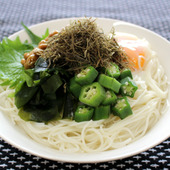 食べて暑さを乗り切ろう♪身体を元気に!やみつきネバネバ素麺 梅しそ風味