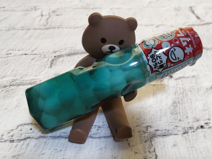 【昭和なレトロ感ある駄菓子】40年以上も愛されるシュワシュワ、緑のボトルも可愛いラムネ菓子!