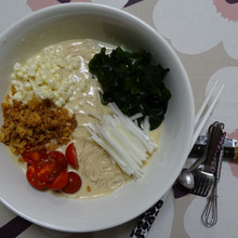 お家ディナー。豆乳味噌スープヌードル、わかめ・ネギ・トマト・白コーン・クリオニ