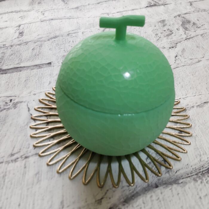 昔懐かしいものを発見!メロンの形が可愛い、夏に美味しいものです。なーんだ?!