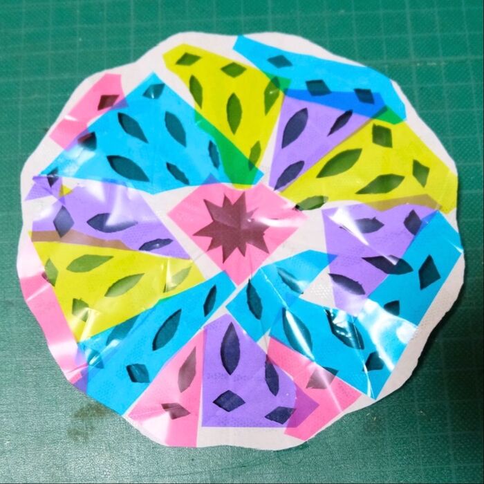 透明折り紙の切れ端を裏から貼ります