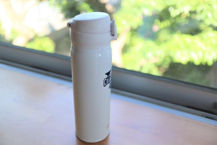 これだけで!?水筒の飲料が数時間後もぬるくならない裏ワザって?【やってみた】