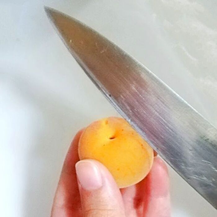 梅の実を洗って、包丁で一筋切れ目を入れておく