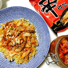 【辛ラーメンのまぜそばレシピ】暑い夏に美味しいね!豚キムチたっぷりトッピングな辛ラーメンまぜそば風♪