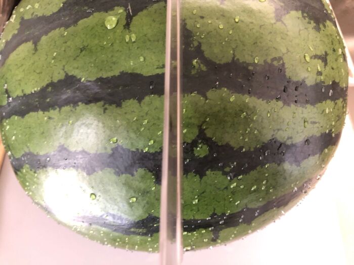 すいかを横向きに置いて切ってみよう♪