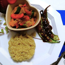 〈お家ごはん〉オクラのポテトコンビーフ焼きとクスクスの夏野菜添え