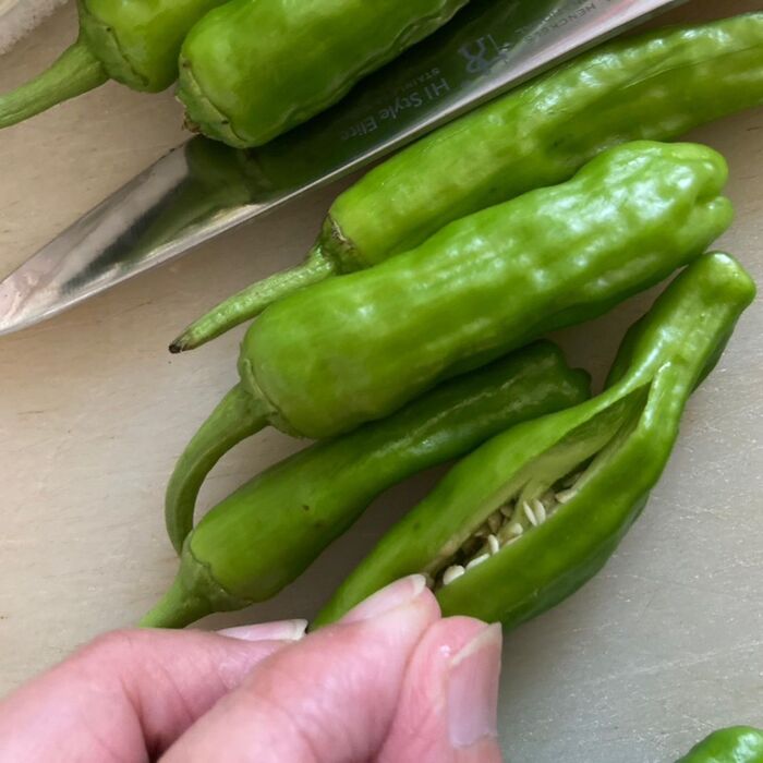 しし唐は縦に切り込みを入れてください