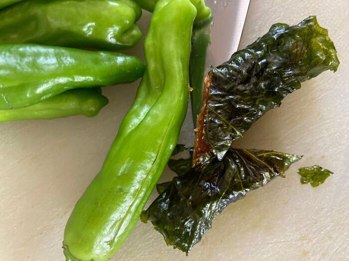 しそ巻きを半分に切った物を挟んでいきます♪