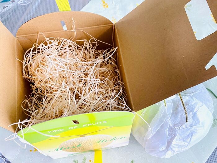 メロンの箱に入っている木毛(もくめん)捨てちゃダメ!