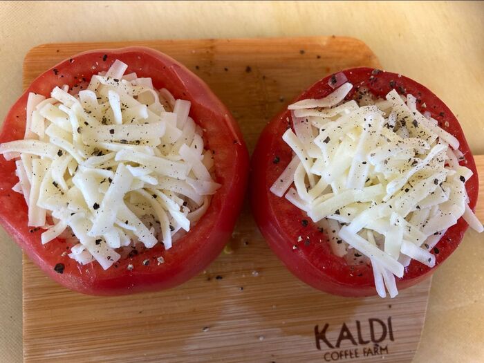 一番上にもう一度チーズを乗せてブラックペッパーとオリーブオイルをかけます