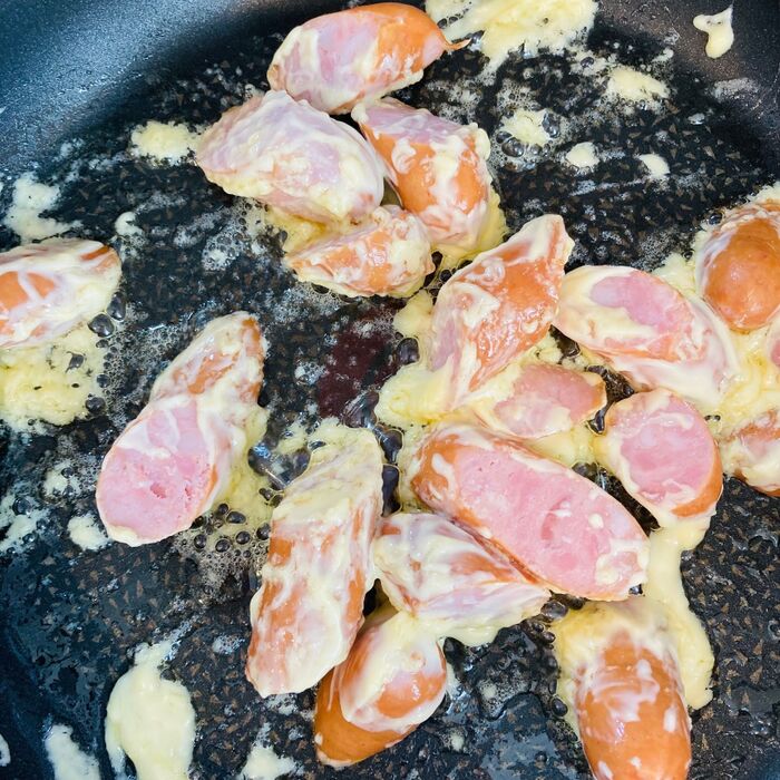 ②ウィンナーを炒めます。