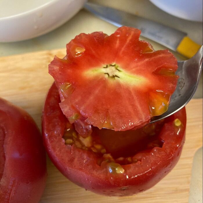 タネと芯をスプーンでくり抜きます