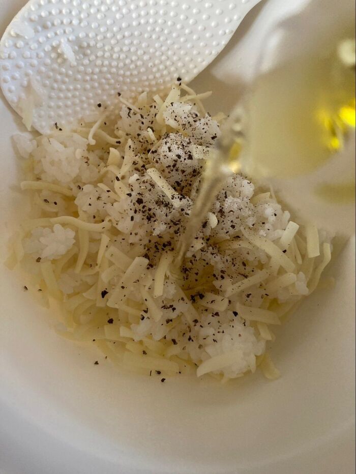 オリーブオイルをほんの少し入れて馴染ませます