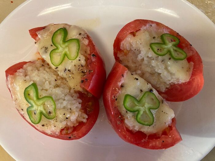 今日は付け合わせなので半分に切って熱いうちにピーマンを飾りました