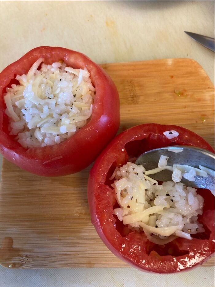 先ほど作ったご飯を詰めていきます