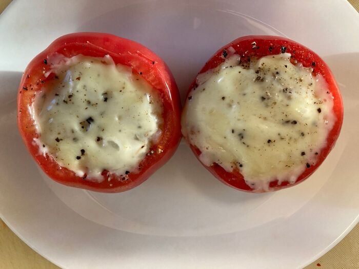 ラップをかけて電子レンジ600Wで3分加熱し、チーズが溶けたらできあがり