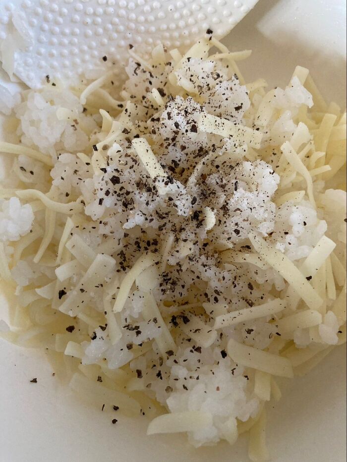 ブラックペッパーを加えて混ぜます