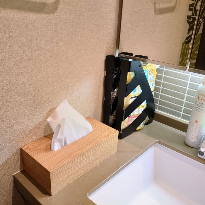 洗面所の隣が洗濯機なので、隅に置いてるよ