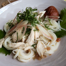 香梅(こうばい)つゆで具だくさん素麺