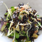 旬の食材、ナスをさっぱり食べられる1品♪ひじき梅かつお和え