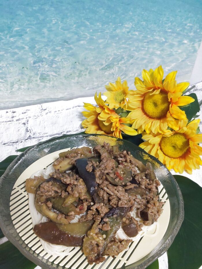 とっても簡単!ボリューム満点でお腹も満足♡茄子とひき肉のピリ辛炒めのっけそうめんー!
