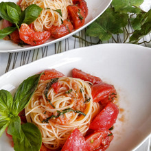 ツナフレークが隠し味!「フルーツトマトとバジルの冷製パスタ」
