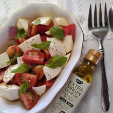 トマト・チーズ・バジルにオリーブオイルで完璧サラダ!