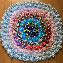 100均レースフラワーと古カーテン&古タオルでハンドメイド!ヨーヨーキルトのカラフル玄関マット^_^