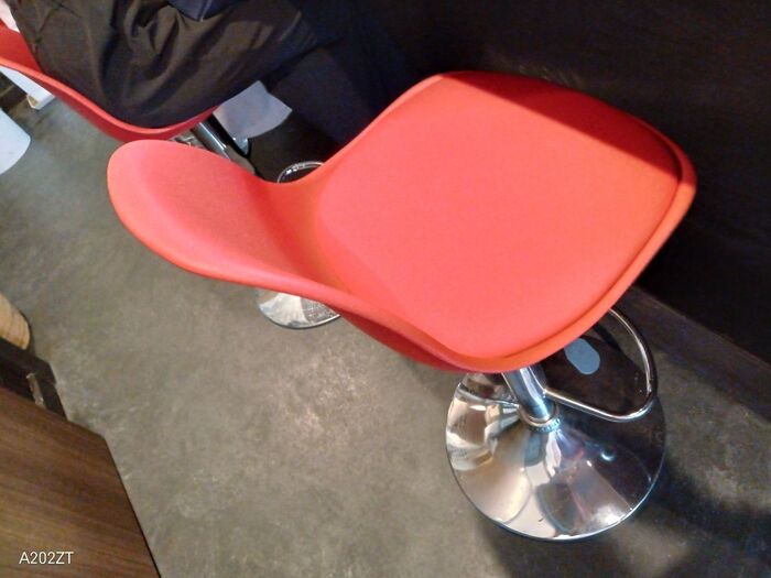 赤い椅子が好き！！