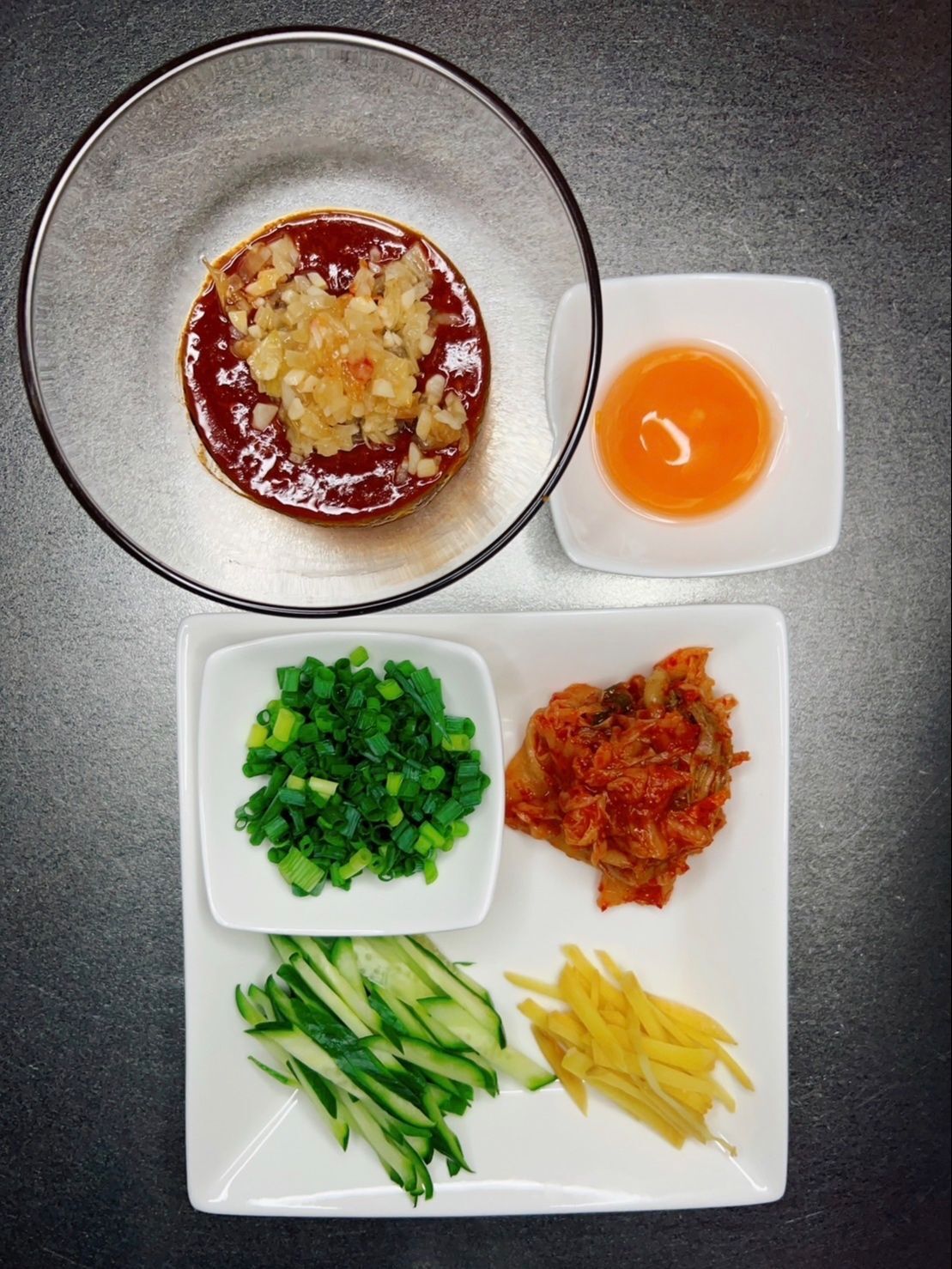 2.きゅうり、生姜、キムチ、浅葱、卵黄を用意する