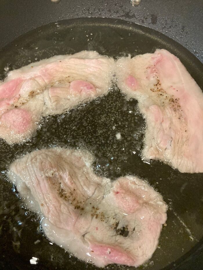 フライパンに多めのサラダオイルを入れて両面良く揚げます♪