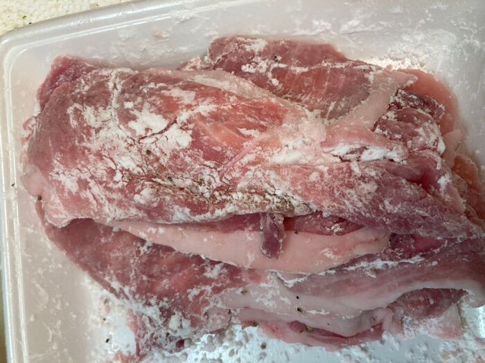 お肉に塩コショウして片栗粉をまぶします♪