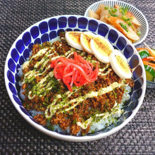 我が家のB級グルメ!簡単めちゃウマ焼きそばそぼろ丼