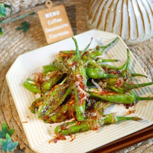 味つけ1つ!焦がし醤油とかつお節まみれの『ししとうクリームチーズサンド』