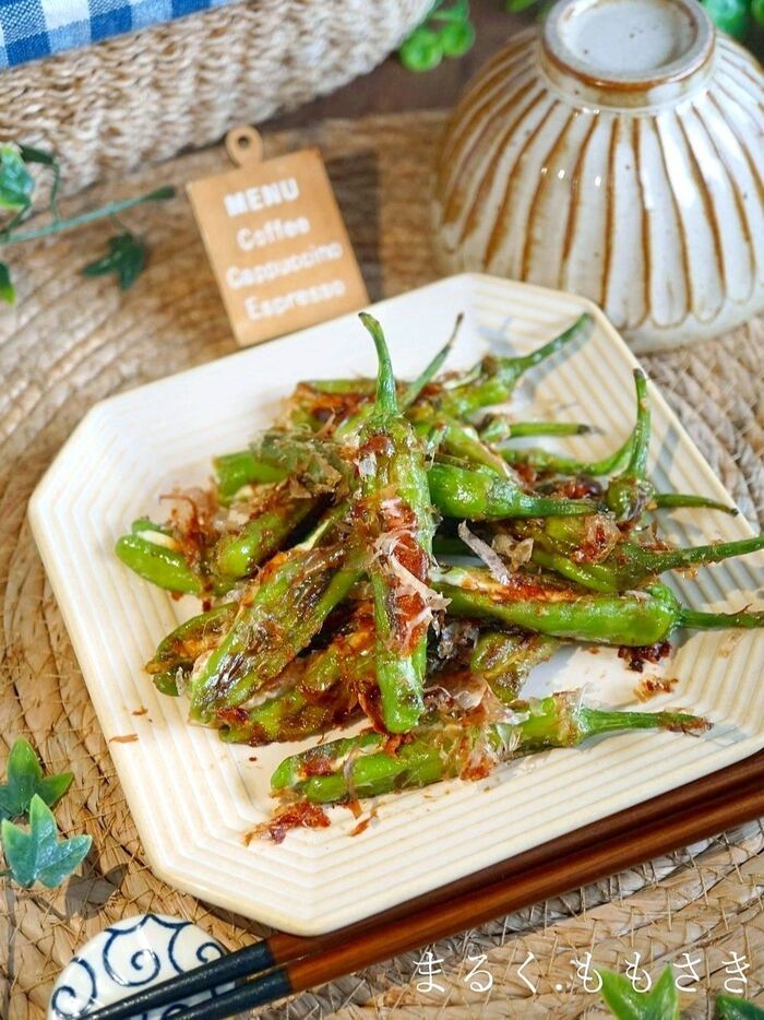 味つけ1つ!焦がし醤油とかつお節まみれの『ししとうクリームチーズサンド』