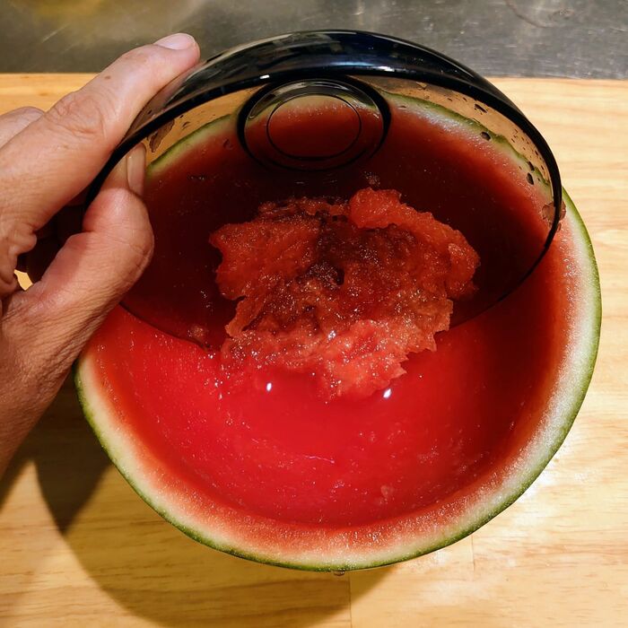 保存するのに皮が薄いと乾燥しやすいので、果肉は多く残すように削いだよ