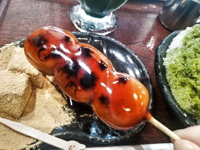 お餅がふわふわで、温かいみたらし餡が…