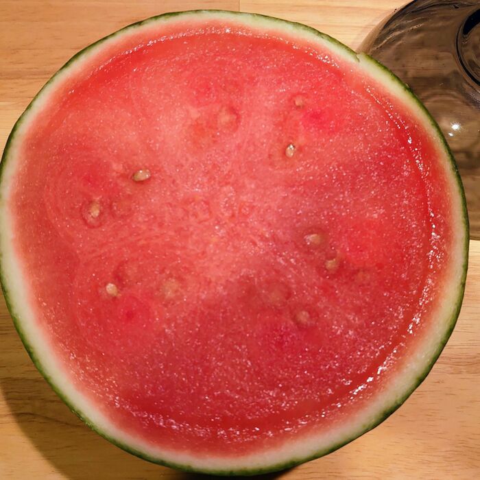 一度、器を実の上に乗せてクルクル回して跡をつけ