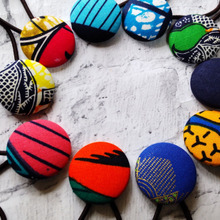 夏らしい、斬新デザインのアフリカ布×ダイソーくるみボタンで、夏らしい飾りヘアゴム!