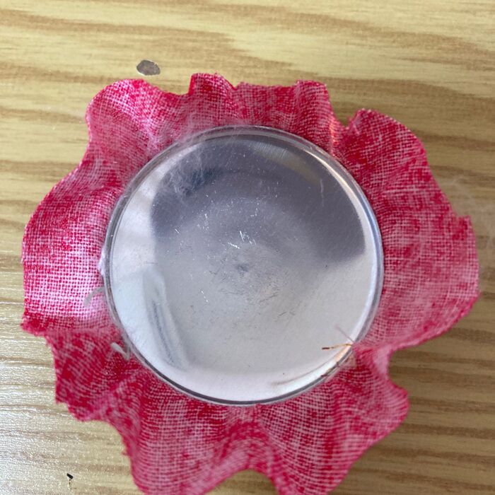 ⑧くるみボタンの打ち具台にセットします。