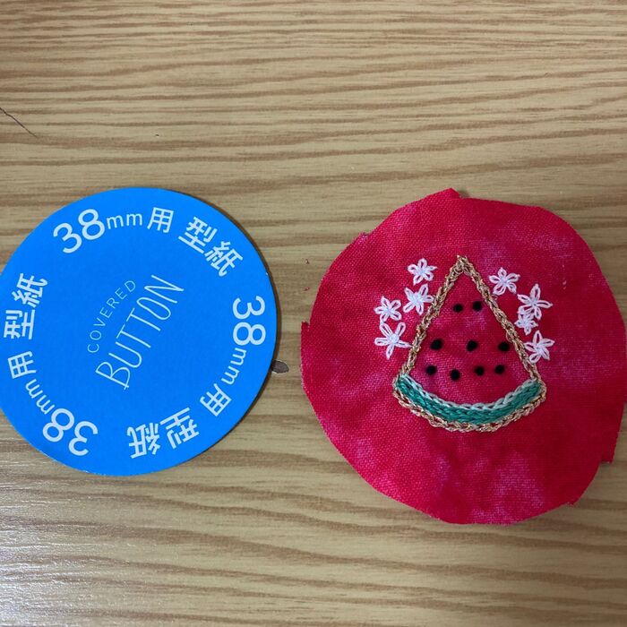 ⑦型紙に合わせてはぎれをカットします。