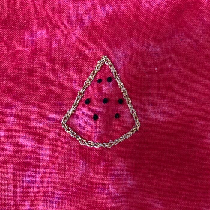 ④スイカの形を刺繍します。