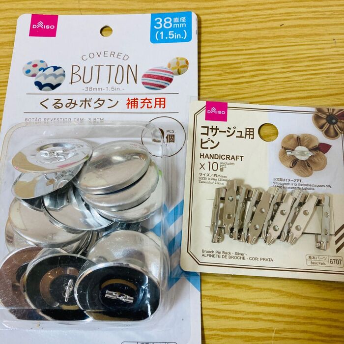 *くるみボタンキットとブローチピンです。