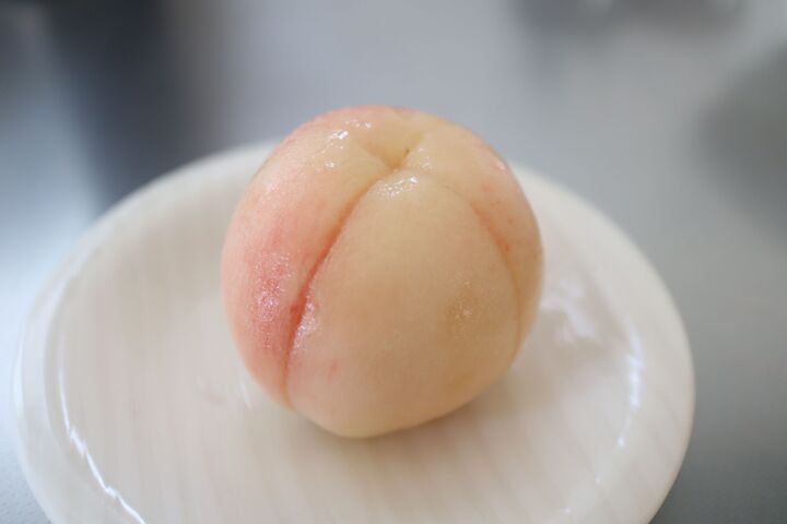 有名洋菓子店が教える桃のむき方がすごいと話題！気持ちいいほどツルっとむける～♪【やってみた】