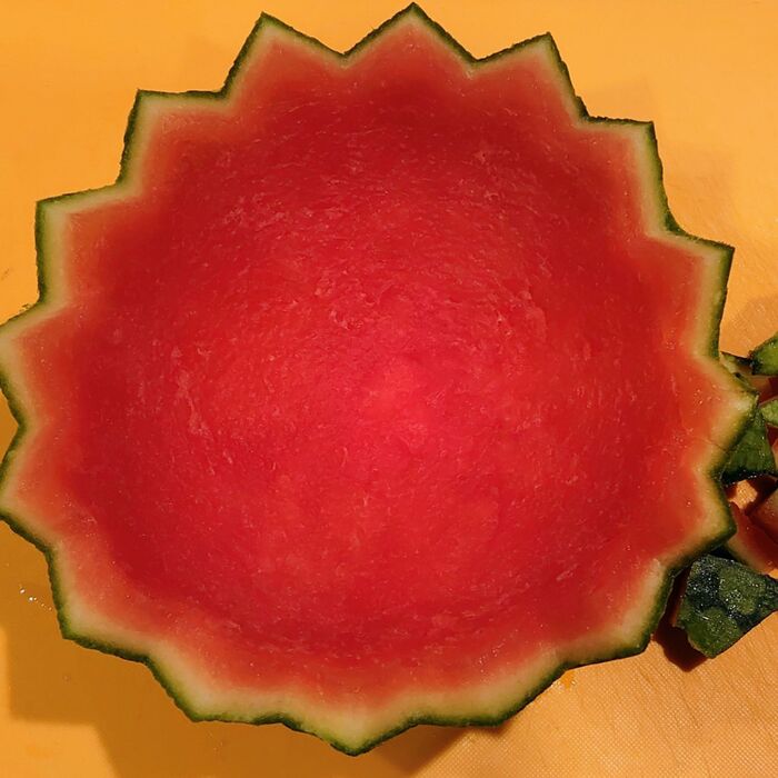器に使える部分が少なくなっちゃうから、縁はカットしたくなかったけど、そろそろスイカが乾燥しはじめたので