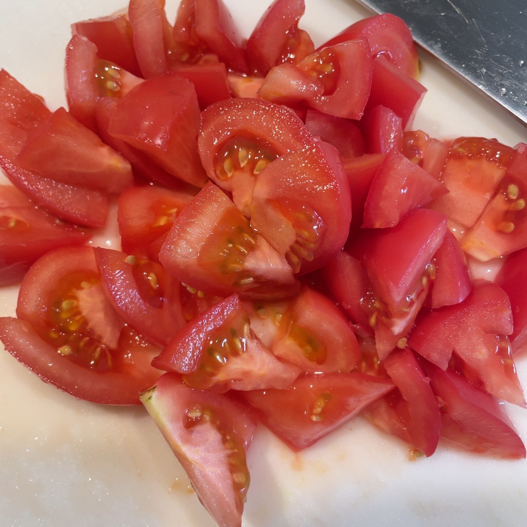トマトをざく切りにします