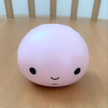 いきなり顔が出てくる?!体は頭の中に入っている?ビックサイズのガチャガチャ!