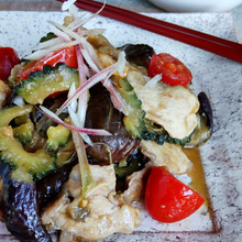 味噌と豚肉との相性抜群!「茄子とゴーヤの味噌炒め」