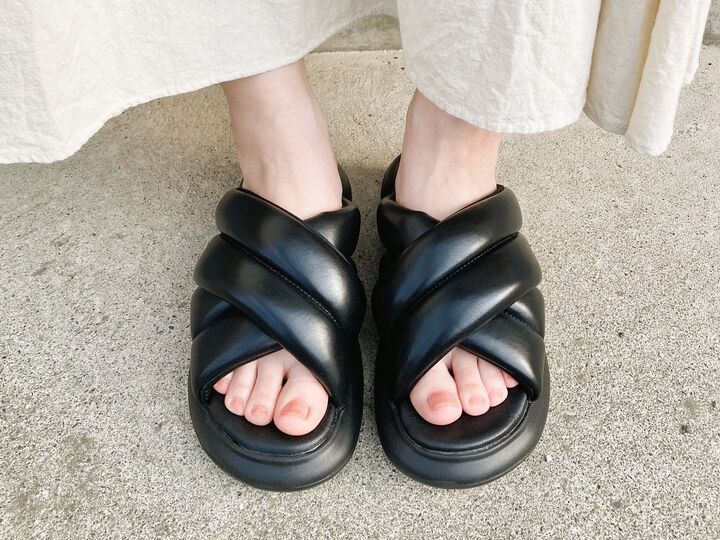 【GU】履き心地、最高すぎ…!!超トレンドの「パフィーサンダル」。2色買いしちゃうかも♡