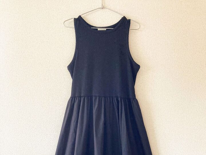 【GU】おしゃれすぎ…!人気沸騰中の〈黒ワンピ〉で夏の着こなし3連発!